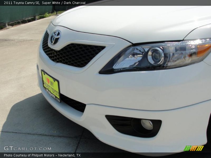 Super White / Dark Charcoal 2011 Toyota Camry SE