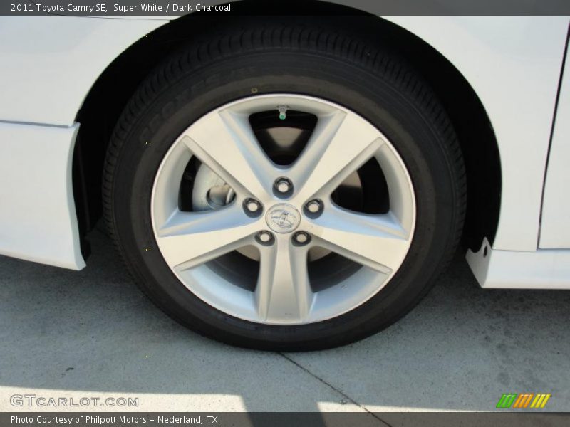 Super White / Dark Charcoal 2011 Toyota Camry SE