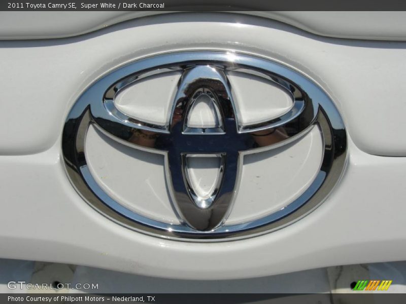 Super White / Dark Charcoal 2011 Toyota Camry SE