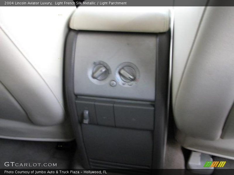 Light French Silk Metallic / Light Parchment 2004 Lincoln Aviator Luxury