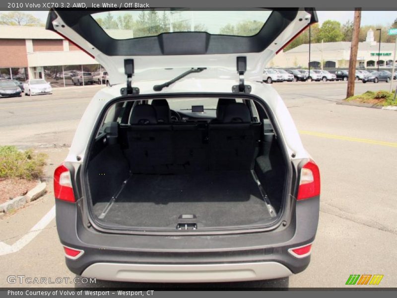 Ice White / Off Black 2010 Volvo XC70 3.2 AWD