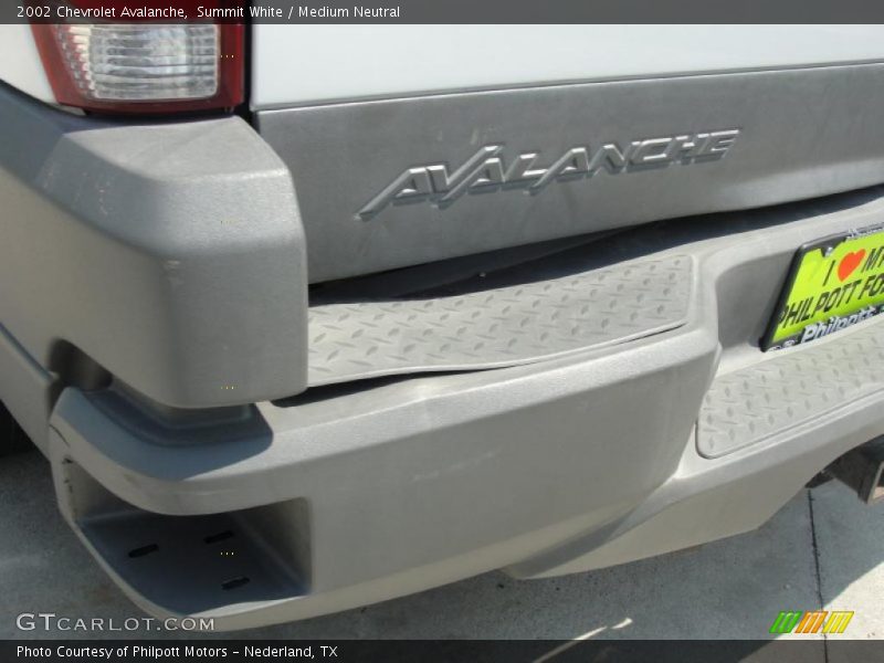 Summit White / Medium Neutral 2002 Chevrolet Avalanche