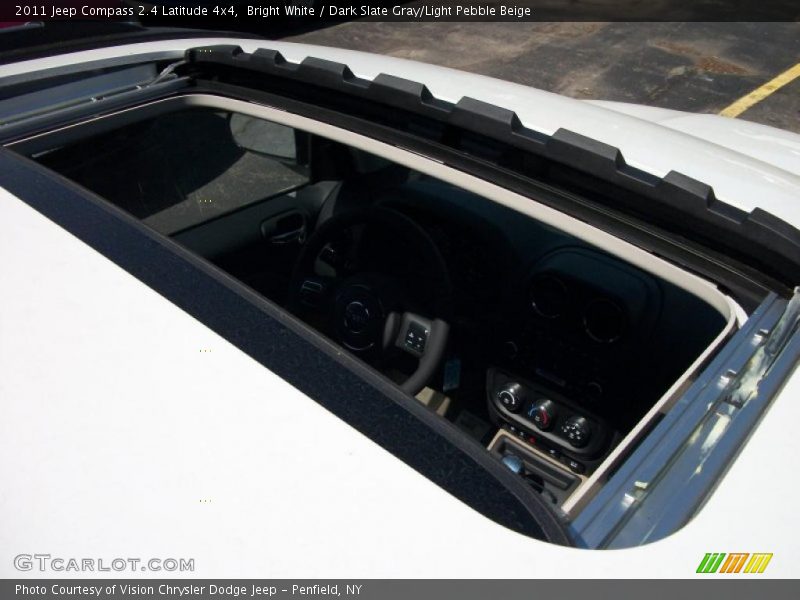 Bright White / Dark Slate Gray/Light Pebble Beige 2011 Jeep Compass 2.4 Latitude 4x4