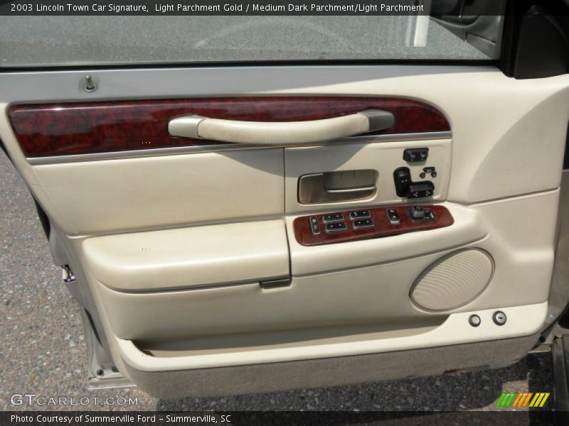 Light Parchment Gold / Medium Dark Parchment/Light Parchment 2003 Lincoln Town Car Signature