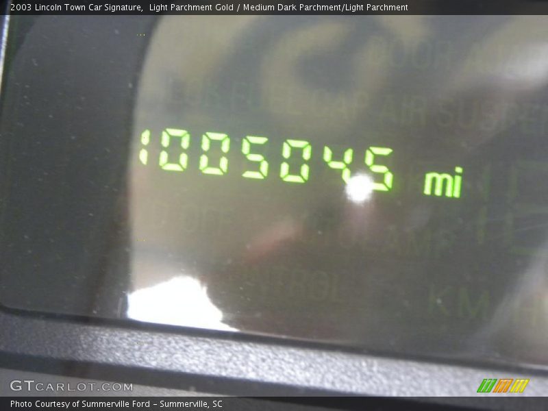 Light Parchment Gold / Medium Dark Parchment/Light Parchment 2003 Lincoln Town Car Signature