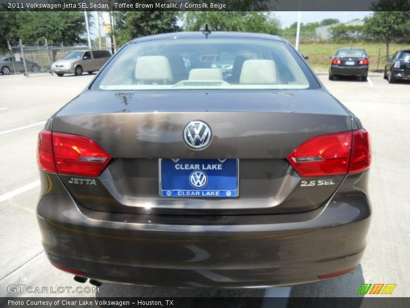 Toffee Brown Metallic / Cornsilk Beige 2011 Volkswagen Jetta SEL Sedan