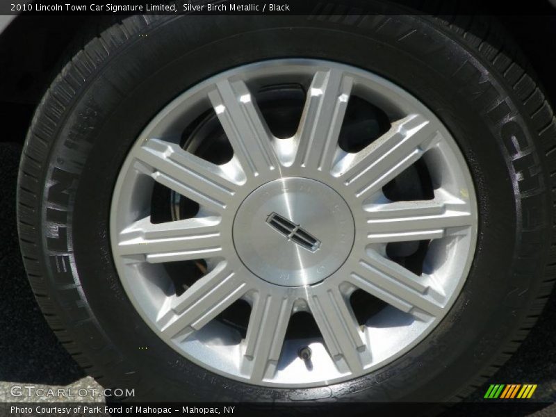 2010 Town Car Signature Limited Wheel