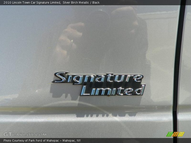  2010 Town Car Signature Limited Logo