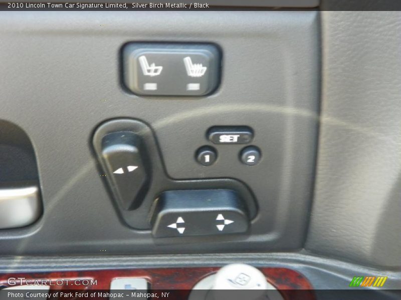 Controls of 2010 Town Car Signature Limited