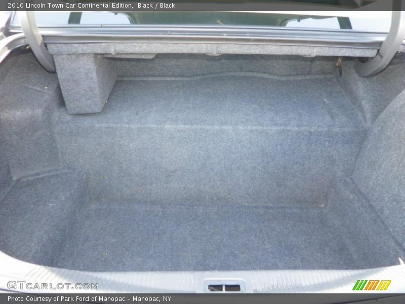Black / Black 2010 Lincoln Town Car Continental Edition