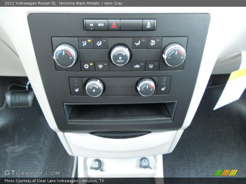 Nocturne Black Metallic / Aero Gray 2011 Volkswagen Routan SE