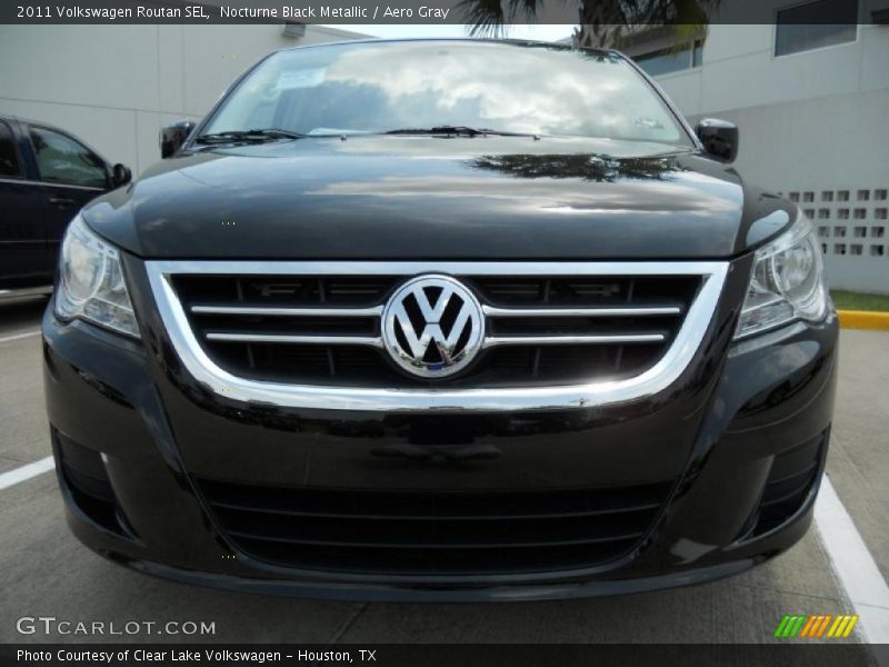 Nocturne Black Metallic / Aero Gray 2011 Volkswagen Routan SEL