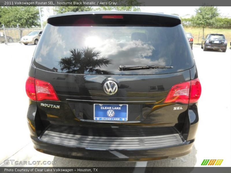 Nocturne Black Metallic / Aero Gray 2011 Volkswagen Routan SEL