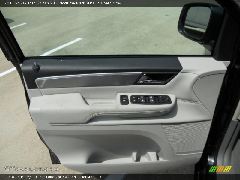 Nocturne Black Metallic / Aero Gray 2011 Volkswagen Routan SEL
