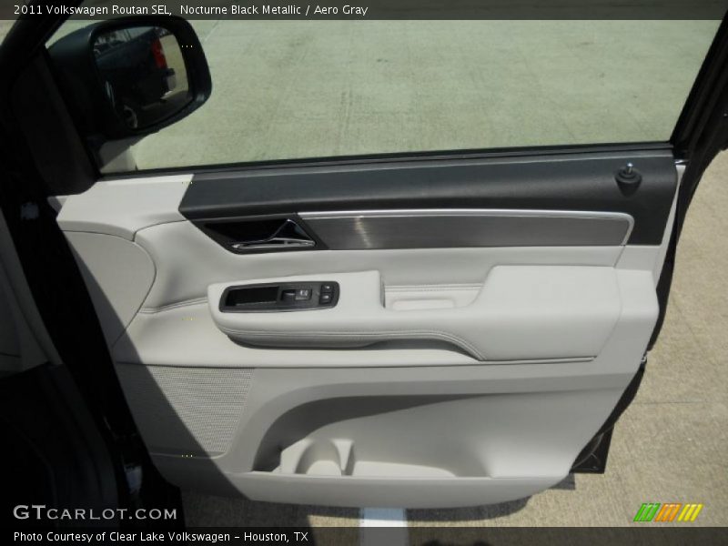 Nocturne Black Metallic / Aero Gray 2011 Volkswagen Routan SEL