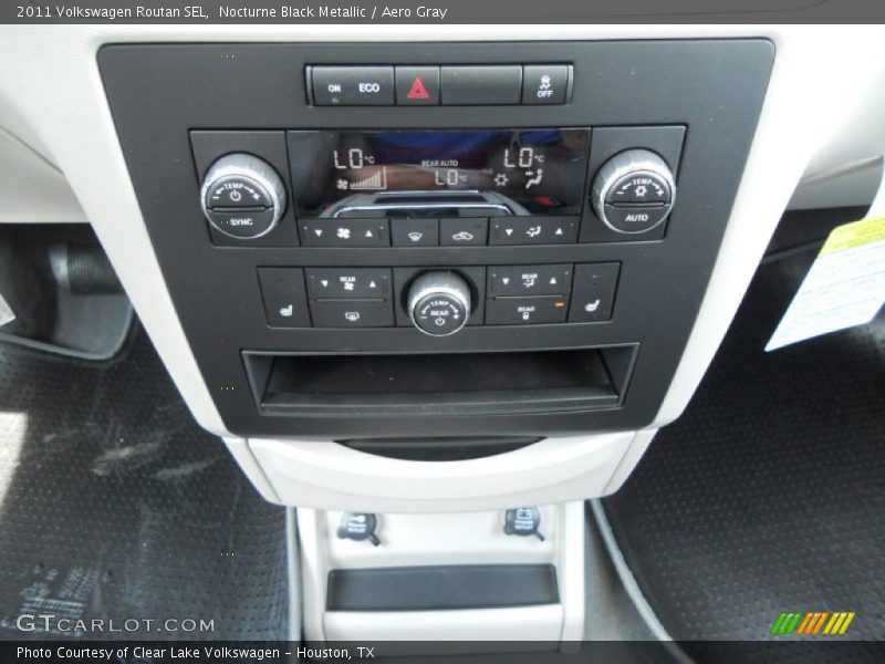 Nocturne Black Metallic / Aero Gray 2011 Volkswagen Routan SEL