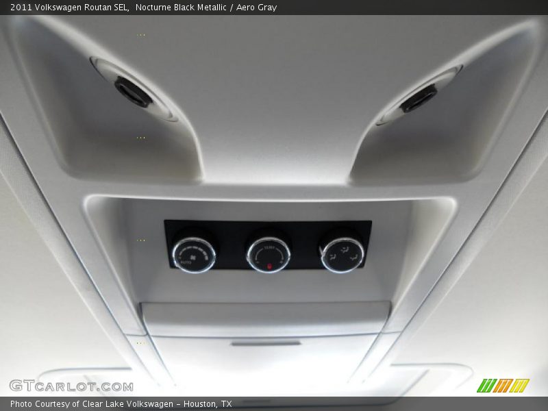 Nocturne Black Metallic / Aero Gray 2011 Volkswagen Routan SEL