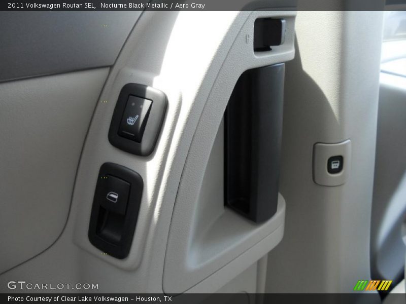 Nocturne Black Metallic / Aero Gray 2011 Volkswagen Routan SEL