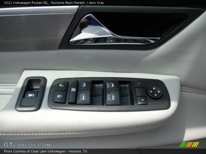 Nocturne Black Metallic / Aero Gray 2011 Volkswagen Routan SEL