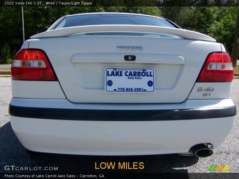 White / Taupe/Light Taupe 2002 Volvo S40 1.9T