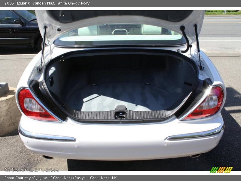 White Onyx / Ivory 2005 Jaguar XJ Vanden Plas