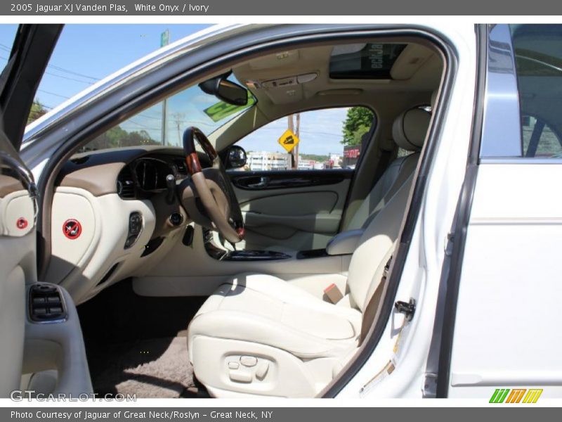 White Onyx / Ivory 2005 Jaguar XJ Vanden Plas