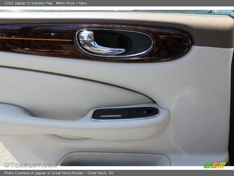 White Onyx / Ivory 2005 Jaguar XJ Vanden Plas