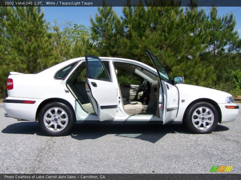 White / Taupe/Light Taupe 2002 Volvo S40 1.9T