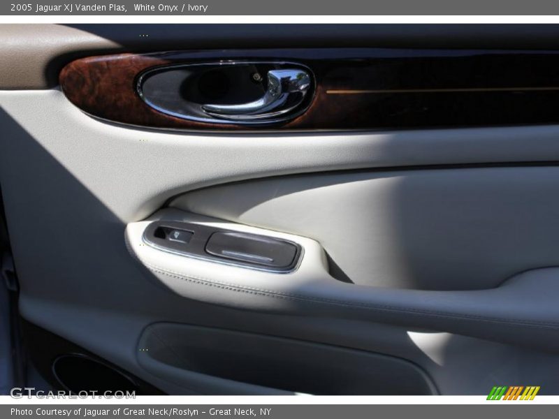 White Onyx / Ivory 2005 Jaguar XJ Vanden Plas