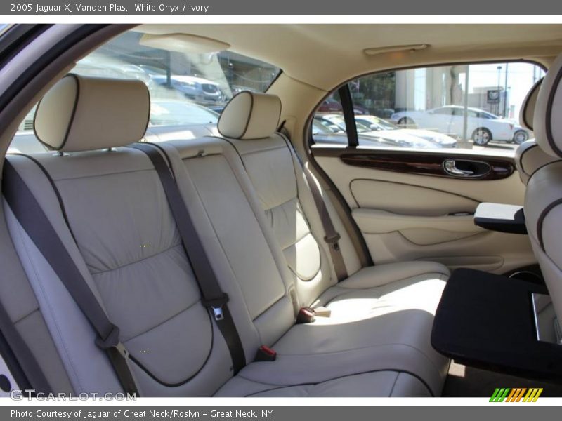 White Onyx / Ivory 2005 Jaguar XJ Vanden Plas