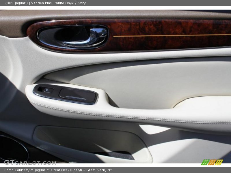 White Onyx / Ivory 2005 Jaguar XJ Vanden Plas