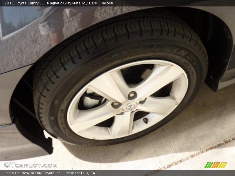 Magnetic Gray Metallic / Dark Charcoal 2011 Toyota Camry SE