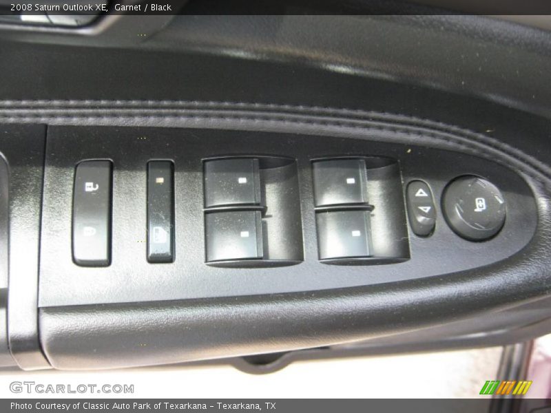 Garnet / Black 2008 Saturn Outlook XE