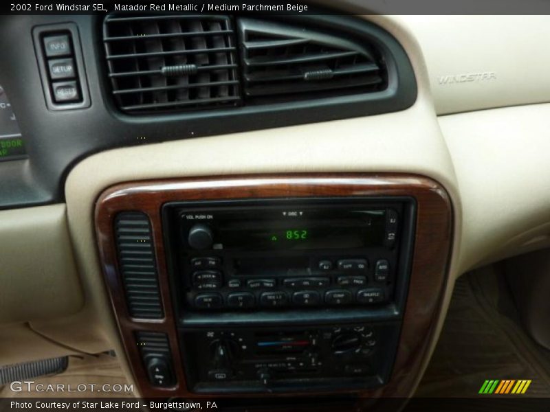Matador Red Metallic / Medium Parchment Beige 2002 Ford Windstar SEL