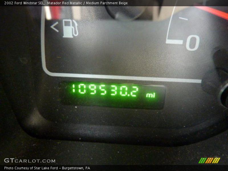 Matador Red Metallic / Medium Parchment Beige 2002 Ford Windstar SEL