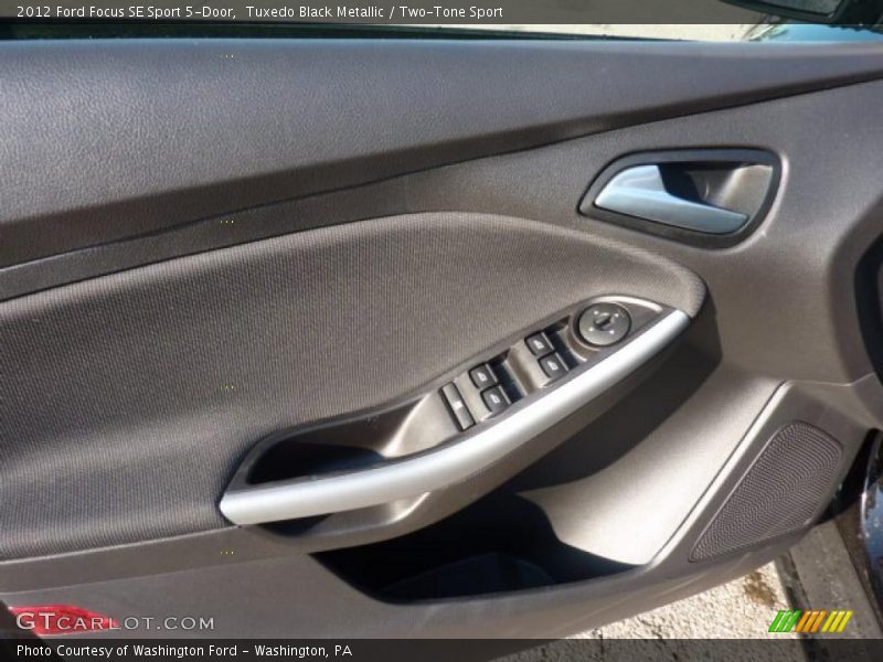 Tuxedo Black Metallic / Two-Tone Sport 2012 Ford Focus SE Sport 5-Door