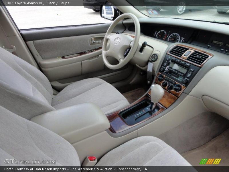 Black / Taupe 2002 Toyota Avalon XL