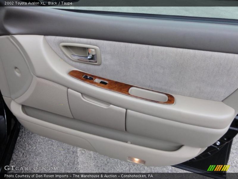 Black / Taupe 2002 Toyota Avalon XL