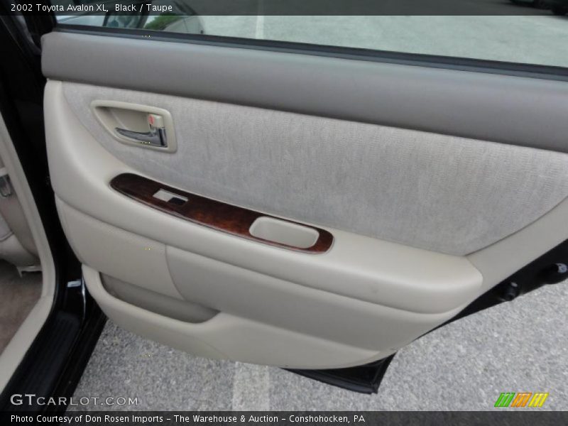 Black / Taupe 2002 Toyota Avalon XL