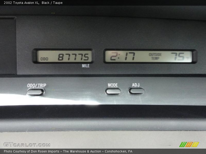 Black / Taupe 2002 Toyota Avalon XL