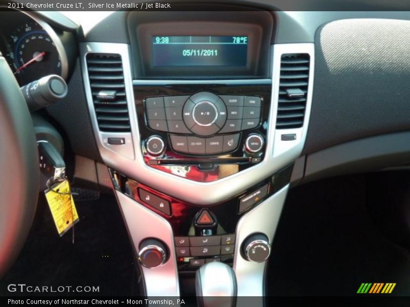 Silver Ice Metallic / Jet Black 2011 Chevrolet Cruze LT