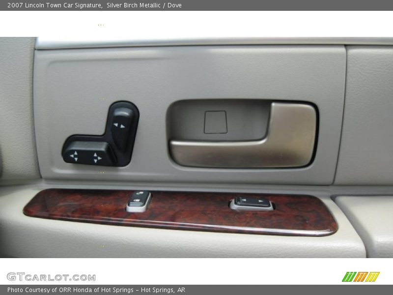 Controls of 2007 Town Car Signature