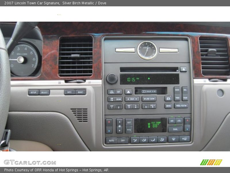 Controls of 2007 Town Car Signature