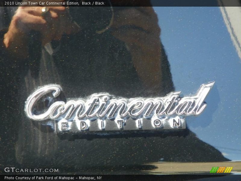 Black / Black 2010 Lincoln Town Car Continental Edition