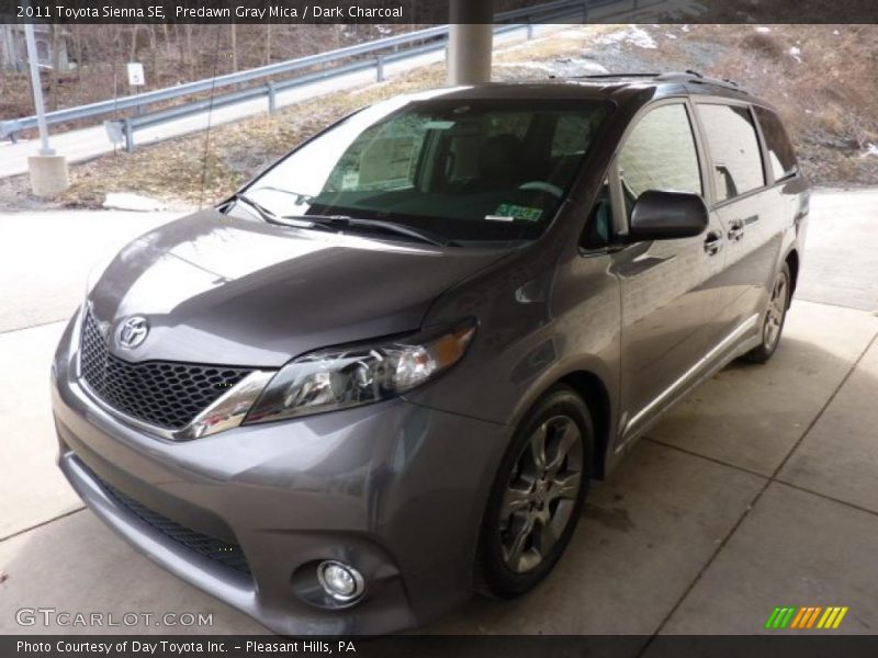 Front 3/4 View of 2011 Sienna SE