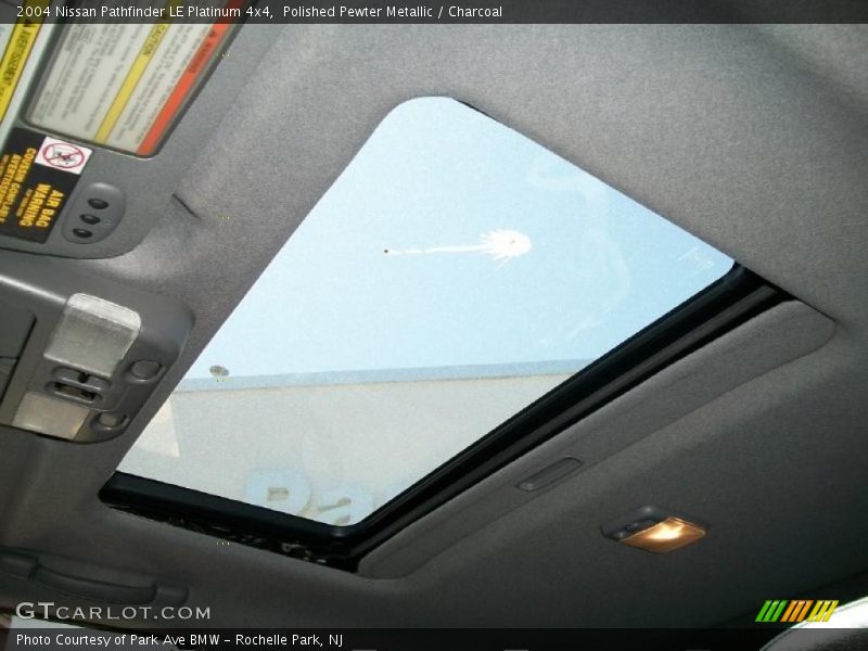 Sunroof of 2004 Pathfinder LE Platinum 4x4