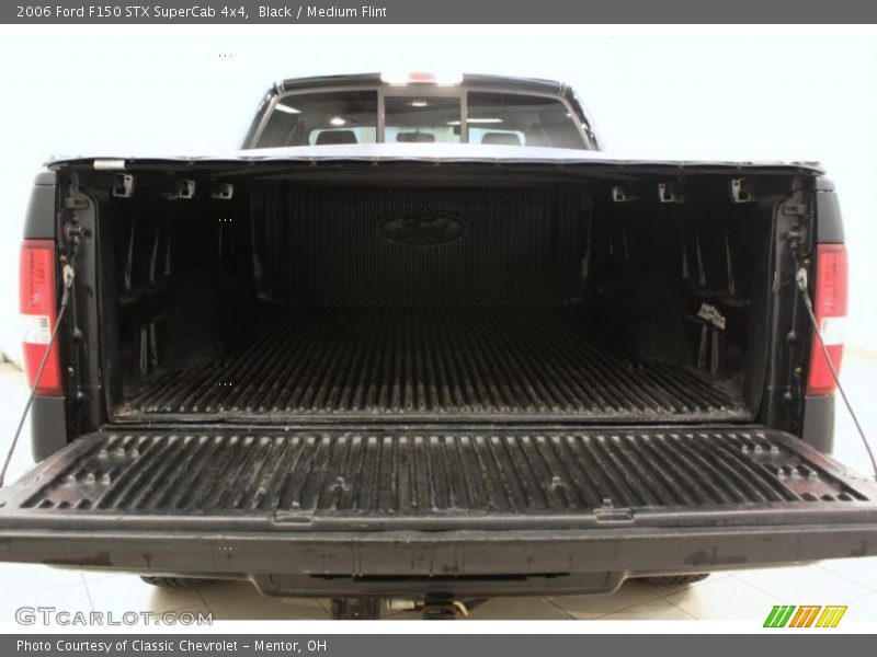 Black / Medium Flint 2006 Ford F150 STX SuperCab 4x4