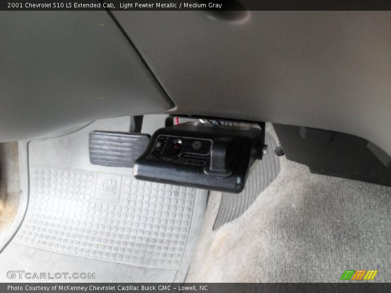 Light Pewter Metallic / Medium Gray 2001 Chevrolet S10 LS Extended Cab