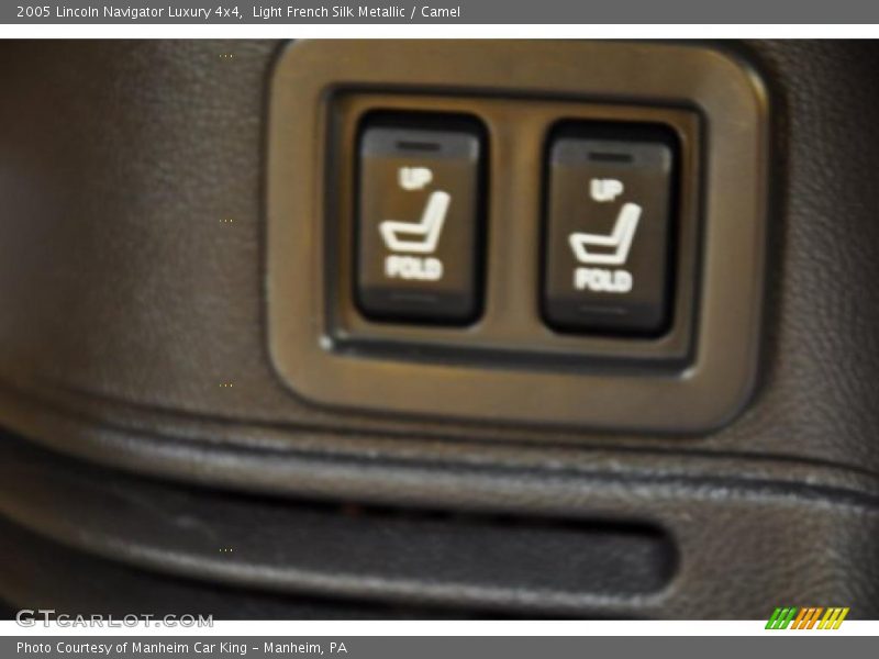Light French Silk Metallic / Camel 2005 Lincoln Navigator Luxury 4x4