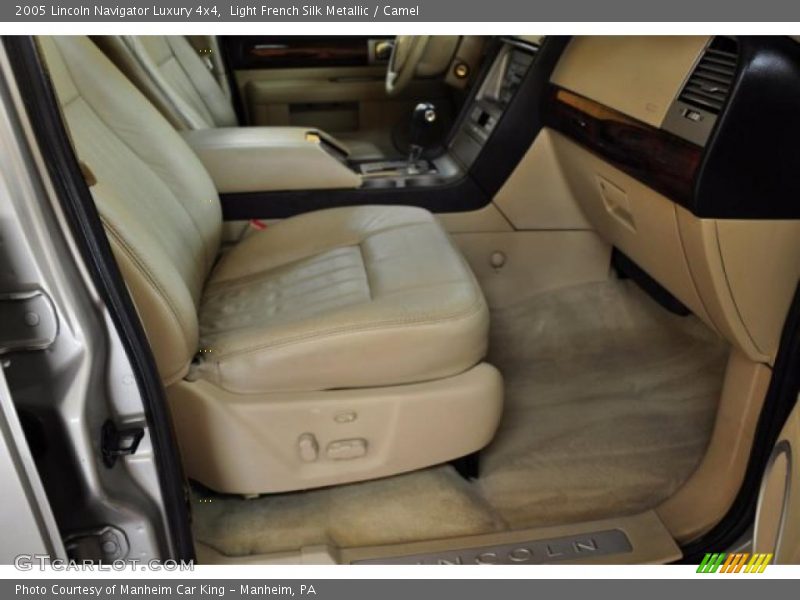 Light French Silk Metallic / Camel 2005 Lincoln Navigator Luxury 4x4